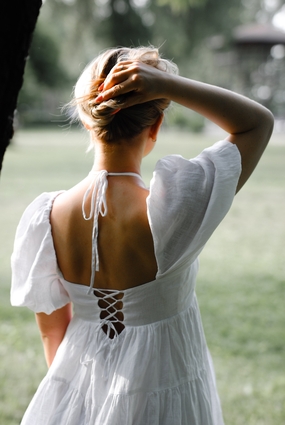 春天白色连衣裙金发美女背影图片